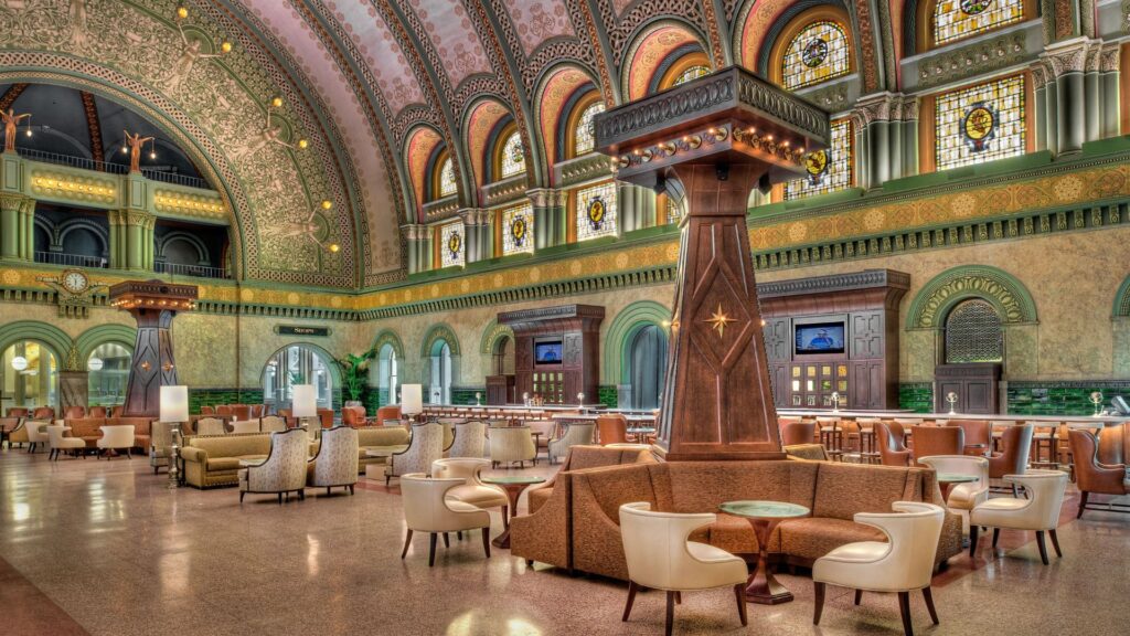 The architecture of the Grand Hall features vaulted ceilings, glass mosaics and stained glass.