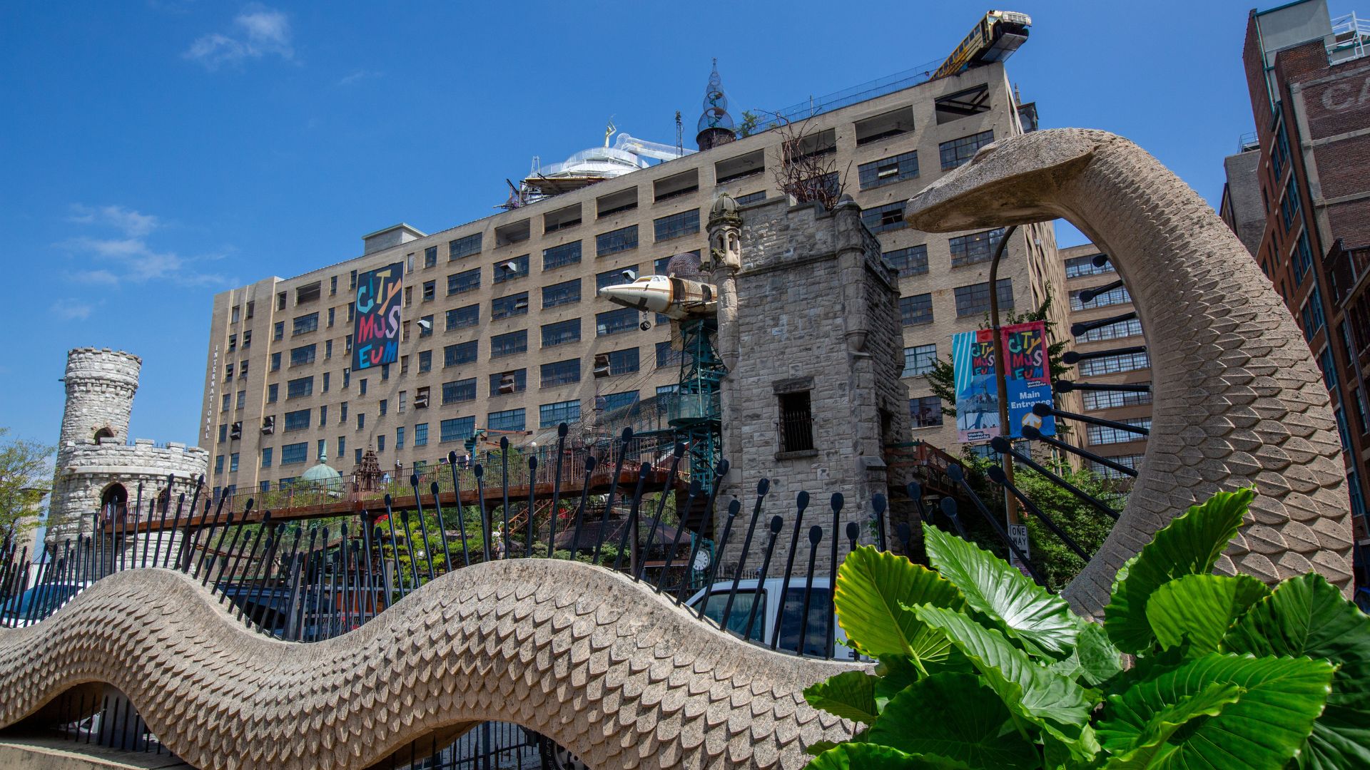 A building in St. Louis has a veritable playground on the outside.