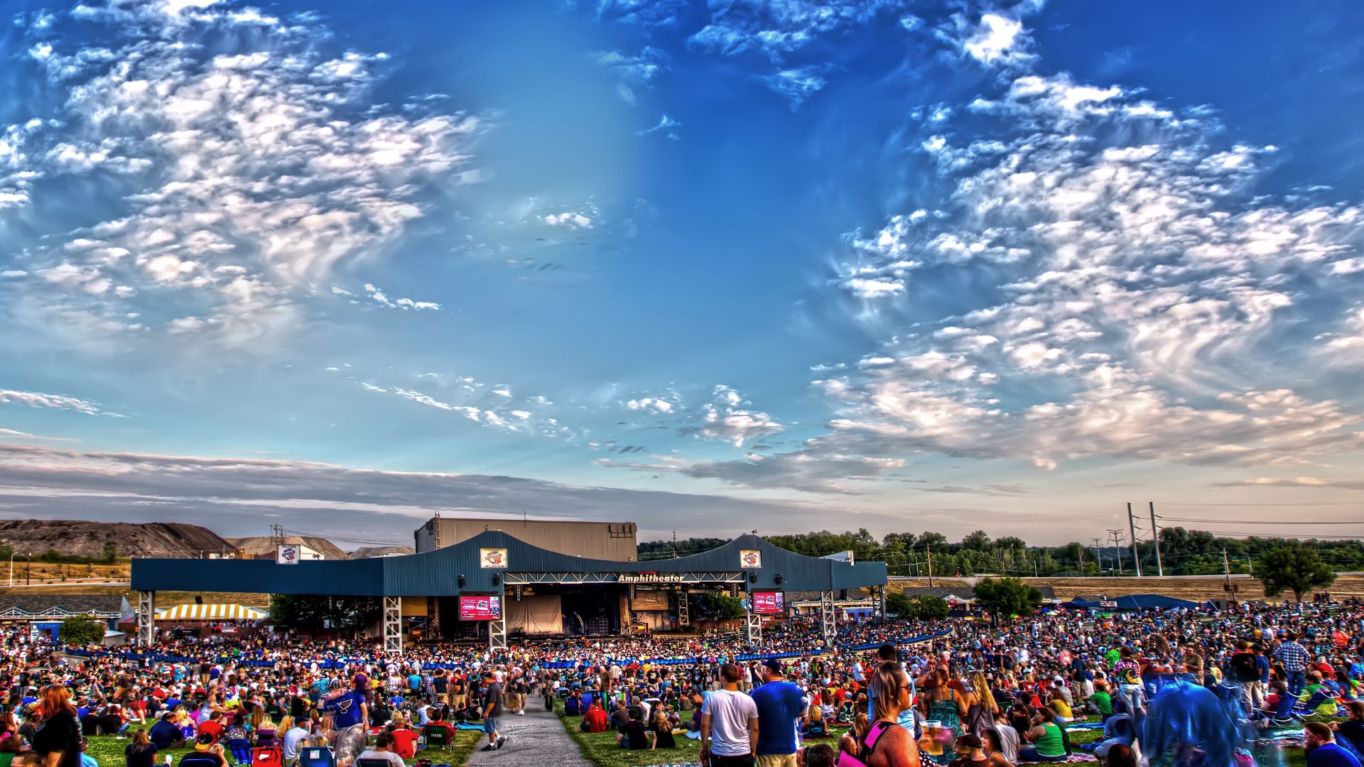 The lawn rocks at Hollywood Casino Amphitheatre - St Louis.