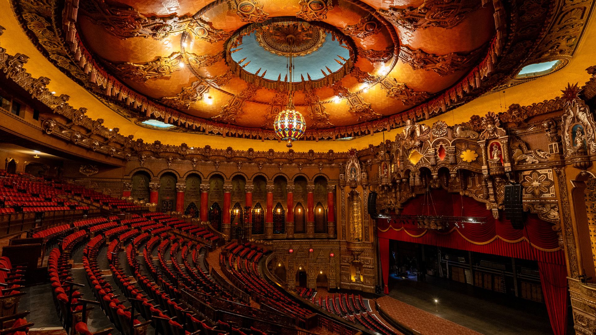 The Fabulous Fox, a theater in St Louis, is reminiscent of an opulent palace.